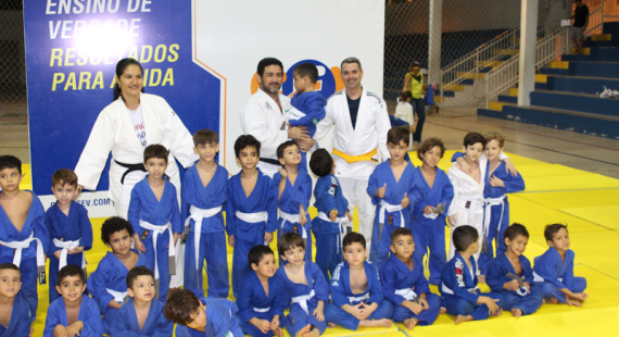 Alunos da escolinha de judô participam de cerimônia para troca de faixa