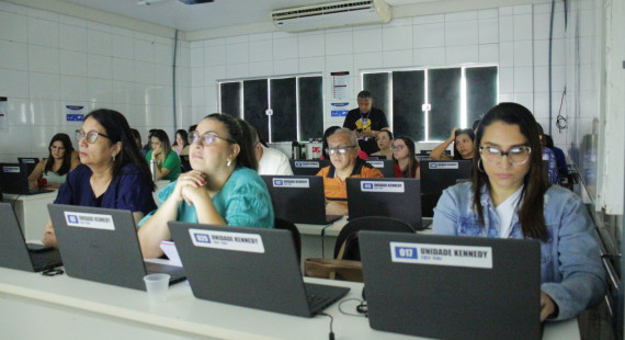 Professores do CEV Colégio aprendem a usar ChatGPT e Gemini para auxiliar aprendizagem dos alunos