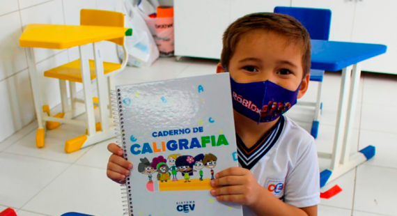 Qualidade e inovação! Estudantes recebem material do Sistema CEV