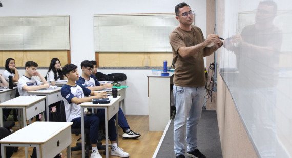 Dia do Professor no Grupo CEV: celebrando a força de quem ensina e transforma